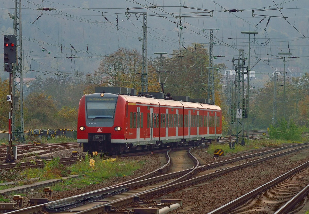 Eine S1 nach Kaiserslautern kommt aus Mosbach West in Neckarelz eingefahren. Es ist der 425 230-0 auf Gleis 3 am 15.11.2013