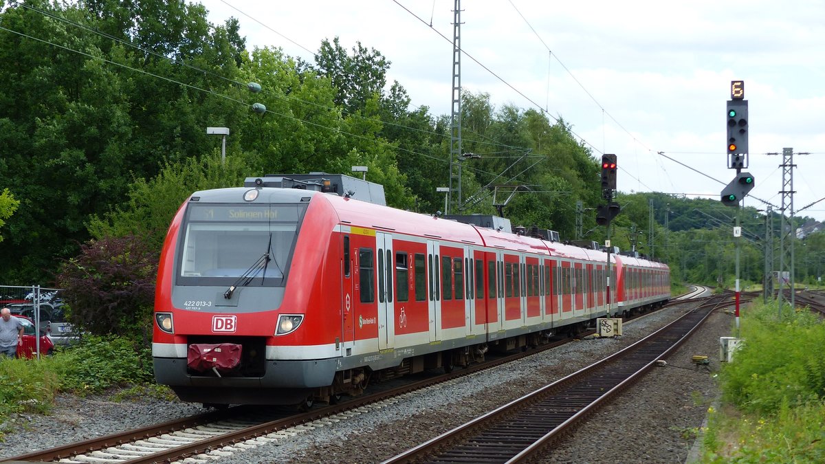 Eine S1 nach Solingen erreicht den Bahnhof Essen-Steele Ost. Aufgenommen am 3.7.2017 16:08