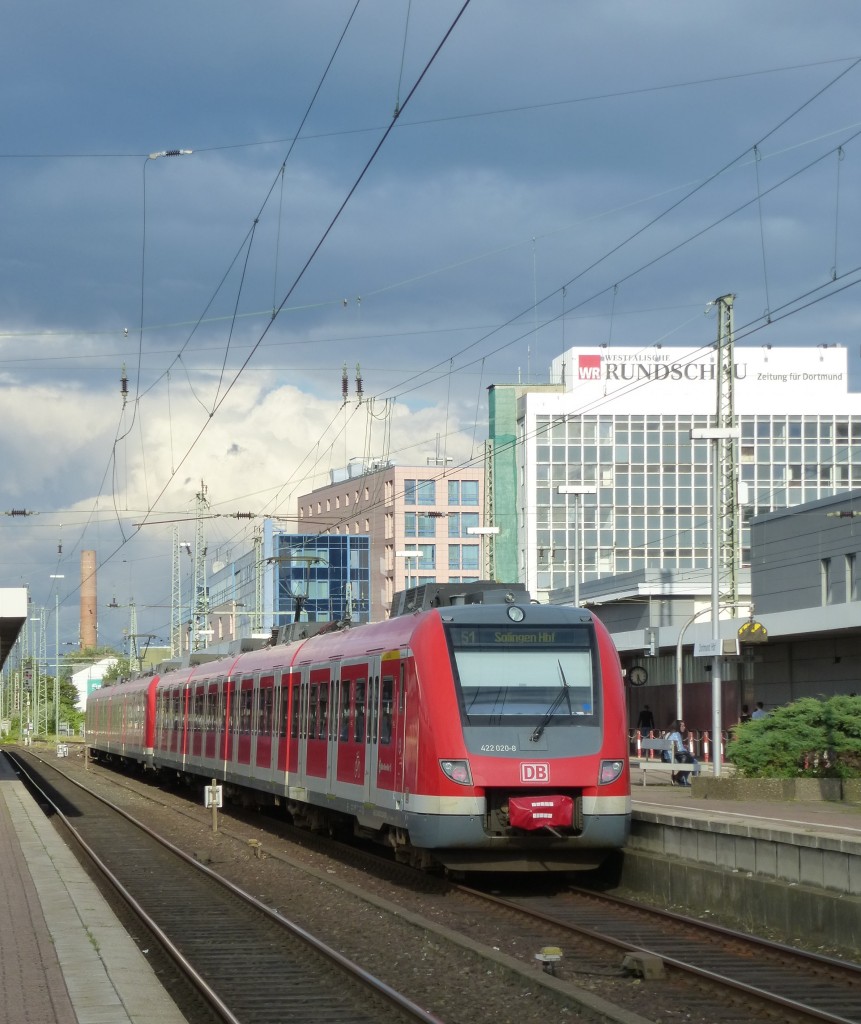Eine S1 nach Solingen, gefhrt von 422 020-8, steht hier am 19.08.2013 im Dortmunder Hbf auf Gleis 5.