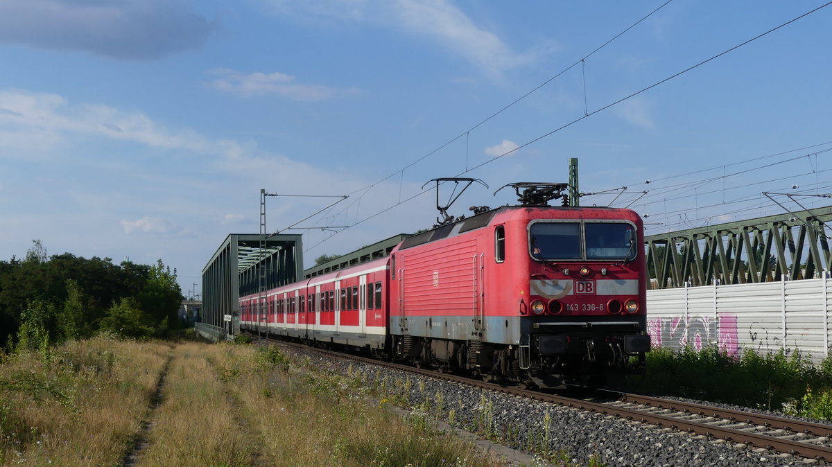 Eine S2 Altdorf - Roth überquert gerade den Main-Donau Kanal zwischen den Stationen Nürnberg-Sandreuth und Nürnberg-Eibach. Aufgenommen am 29.6.2018 18:10
