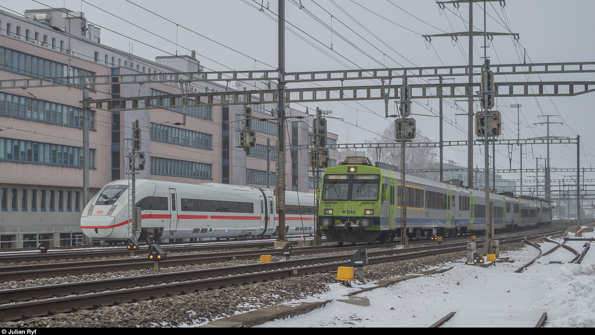 Eine S2 nach Langnau verlässt am 21. Januar 2017 angeführt von ABt 979 den Bahnhof Gümligen, wo ICE 4 9004 seine Wochenendruhe verbringt.