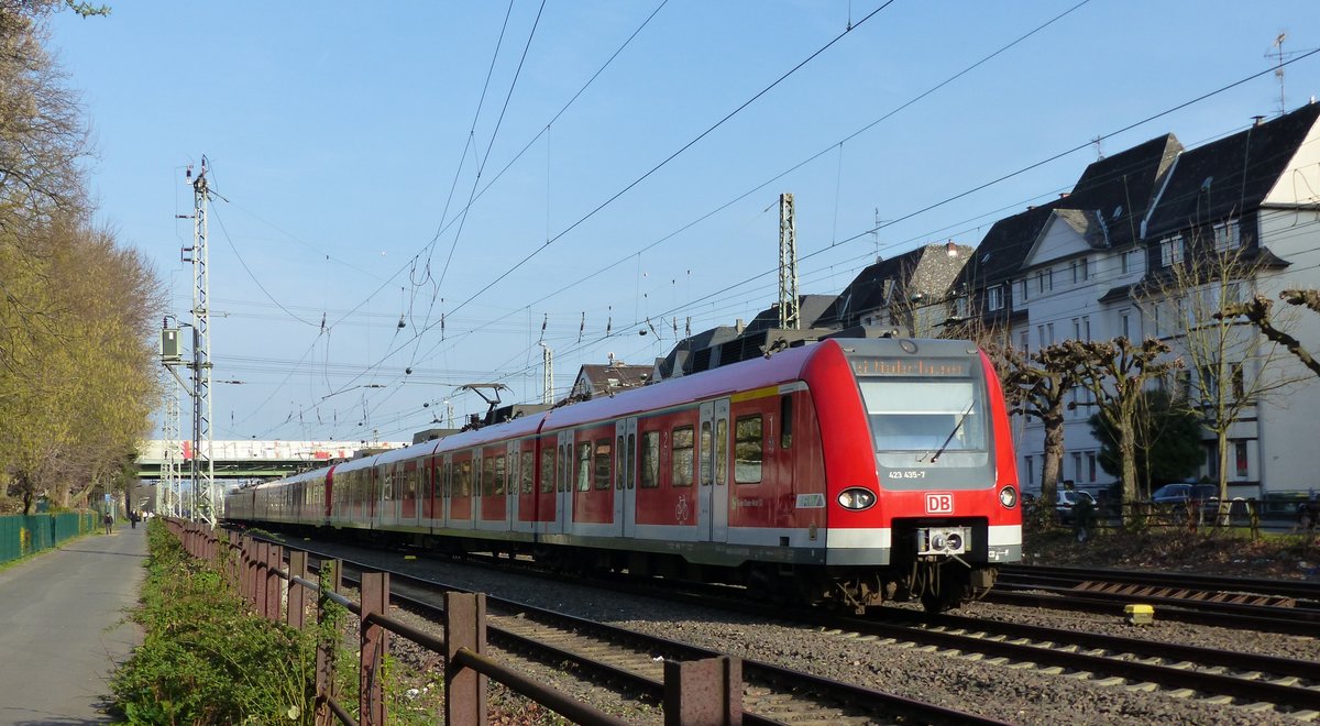 Eine S2 nach Niedernhausen nährt sich nach der Unterquerung der A5 dem Bahnhof Frankfurt-Griesheim. Aufgenommen am 24.3.2017 16:46
