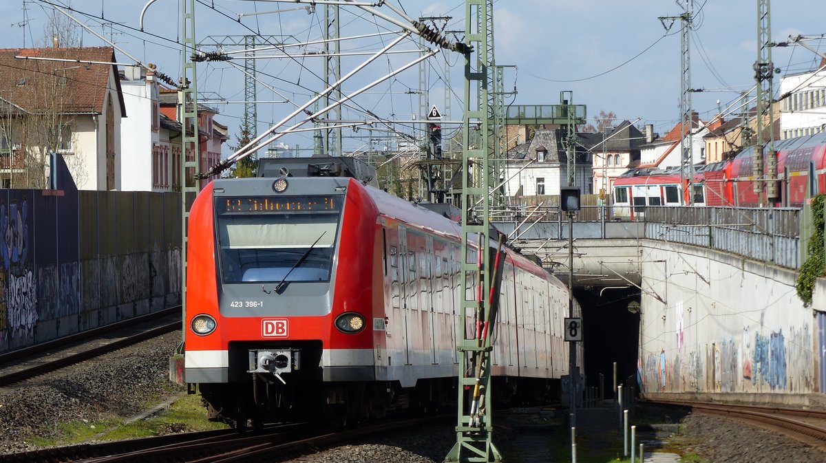 Eine S2 nach Niedernhausen verlässt den Offenbacher City-Tunnel und erreicht damit den Bahnhof Offenbach Ost. Aufgenommen am 6.4.2016 10:59