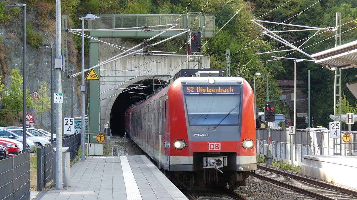 Eine S2 Niedernhausen - Dietzenbach verlässt den Eppsteiner Tunnel und erreicht damit den Halt Eppstein. Aufgenommen am 10.8.2018 17:07