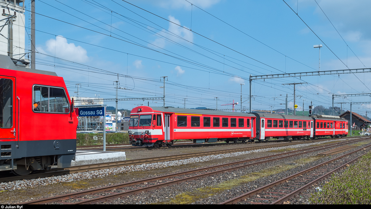 Eine S23 erreicht am 5. April 2017 von Appenzell her kommend Gossau SG. Im Nebengleis wartet die Ge 4/4 1 mit einem Personenwagen als Dienstzug auf die Abfahrt in Richtung Herisau.