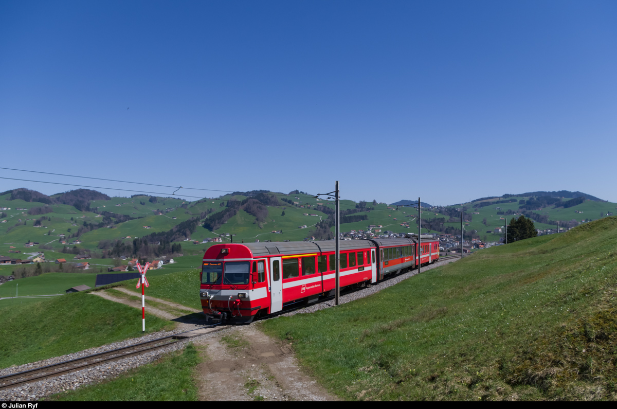 Eine S23 in Richtung Gossau SG hat am 19. April 2015 vor kurzem Appenzell verlassen und strebt nun Gontenbad zu.