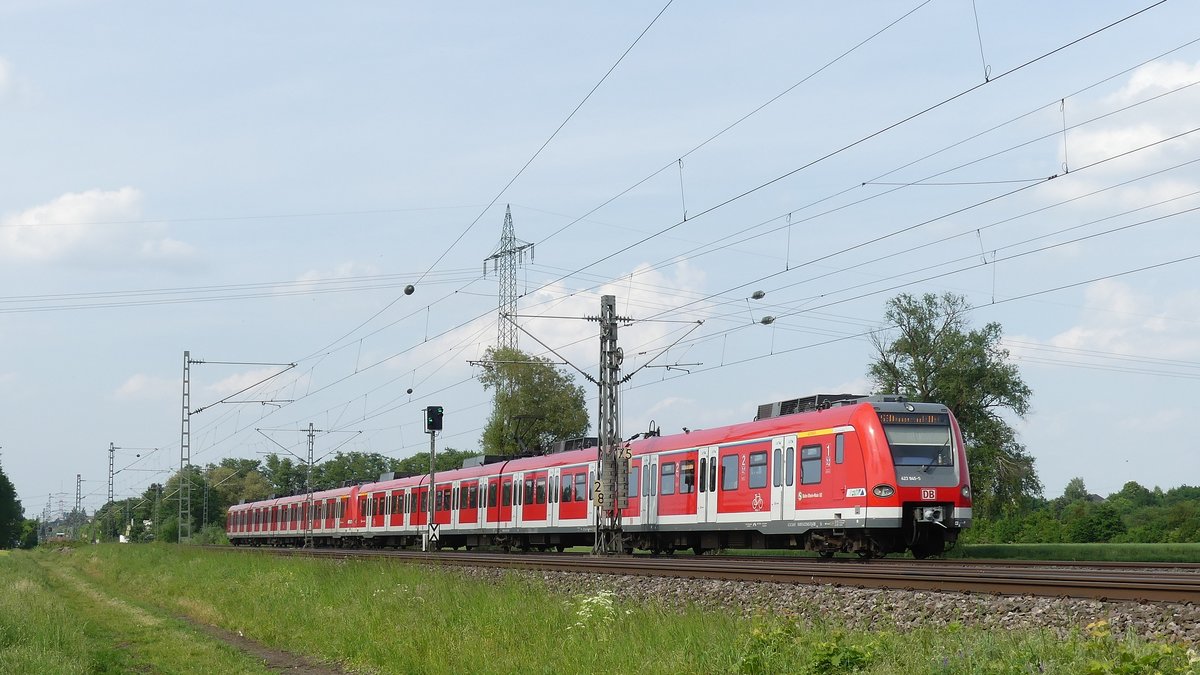 Eine S3 Frankfurt Süd - Darmstadt Hbf zwischen Wixhausen und Arheilgen. Aufgenommen am 12.5.2018 16:52