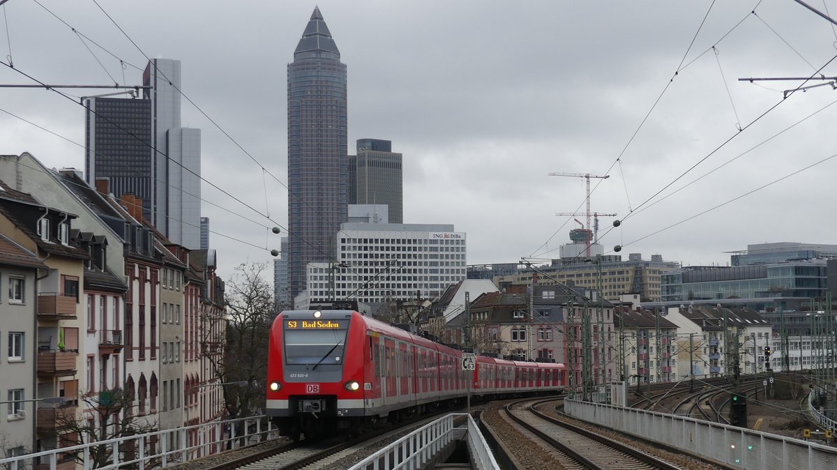 Eine S3 nach Bad Soden erreicht den Bahnhof Frankfurt West. Die Kulisse vor dem Messeturm ist einer der Klassiker in Frankfurt. Aufgenommen am 11.2.2018 15:20