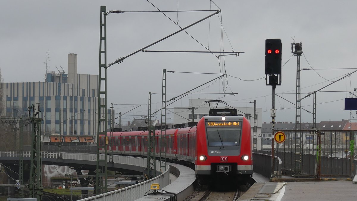 Eine S3 nach Darmstadt erreicht den Bahnhof Frankfurt West. Mit dem zusehenden Überwerfungsbauwerk wird kreuzungsfrei die Main-Weser Bahn aus Richtung Friedberg überquert. Aufgenommen am 11.2.2018 15:40