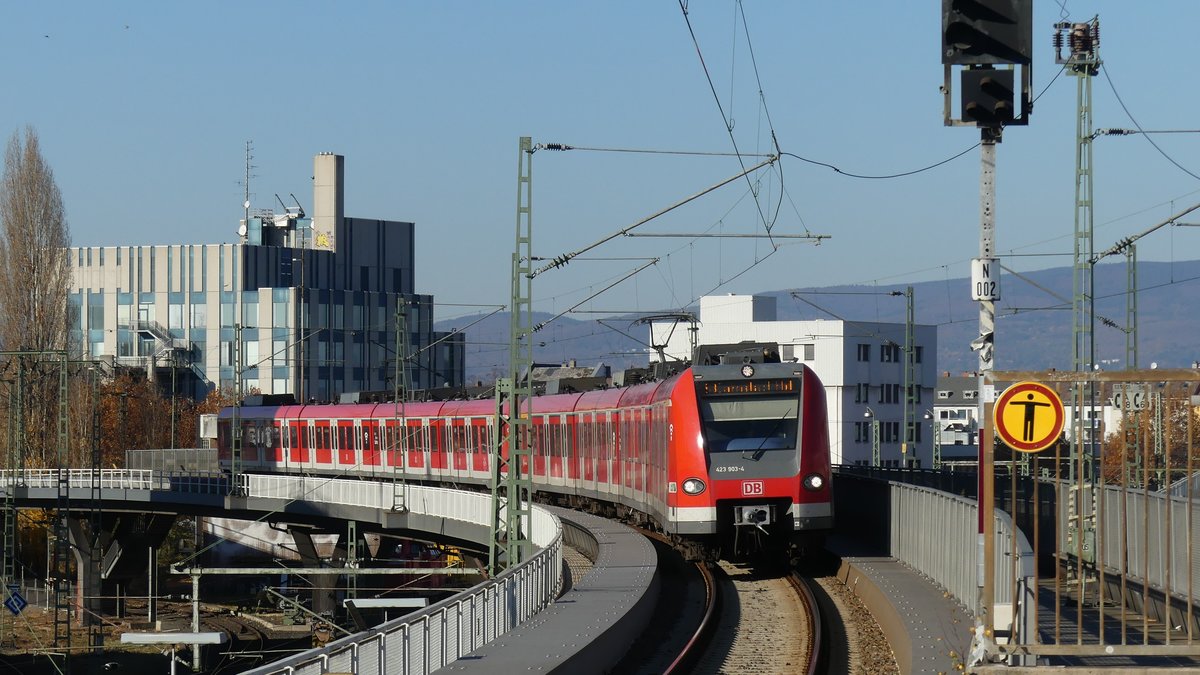 Eine S3 nach Darmstadt erreicht den Bahnhof Frankfurt West. Mithilfe des markanten Überwerfungsbauwerks wird die Main-Weser Bahn überquert. Aufgenommen am 17.11.2018 13:10