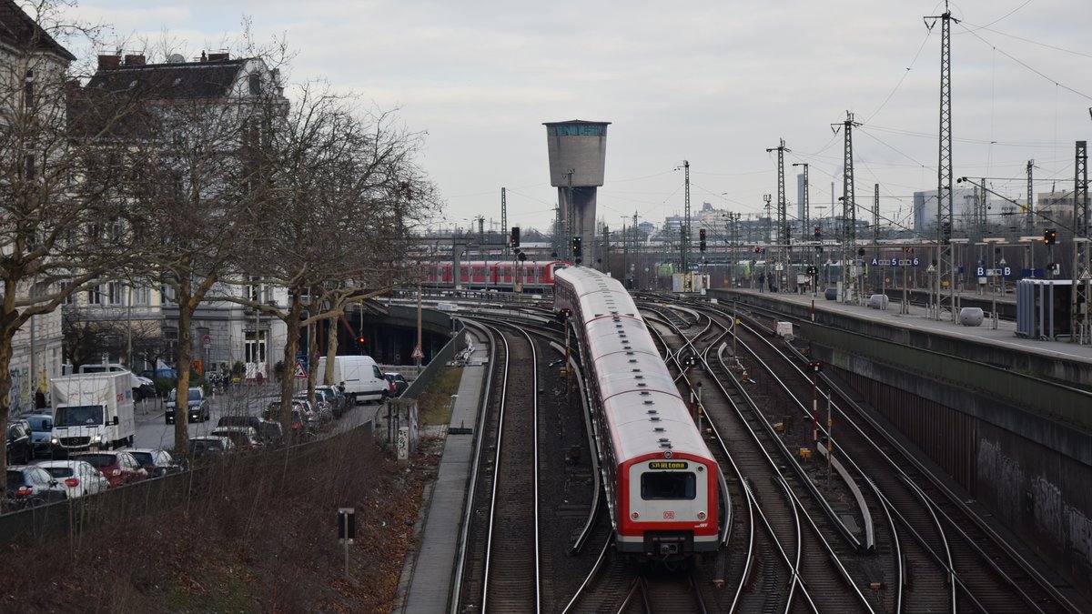 Eine S31 aus Harburg verlässt den Tiefbahnhof von Hamburg Altona auf dem Weg in die Abstellung, fotografiert von einem Parkhaus am 10.1.2019 10:11