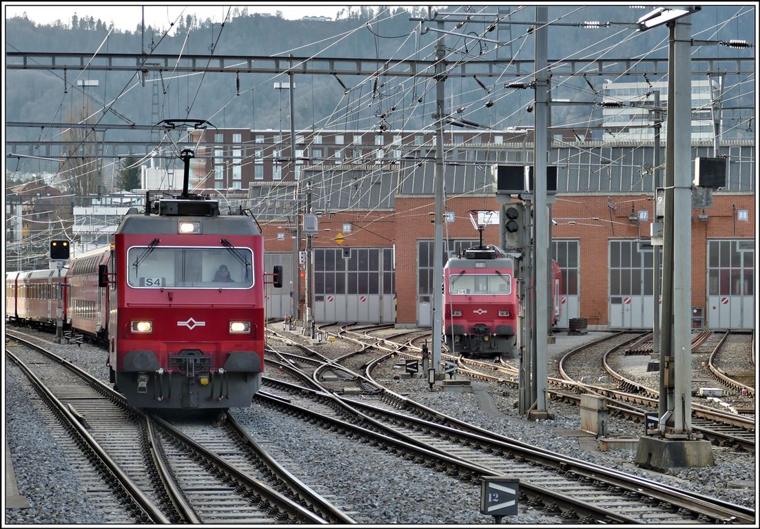 Eine S4 aus Langnau-Gattikon mit einer Re 456 trifft in Zürich Giesshübel ein. (09.01.2020)