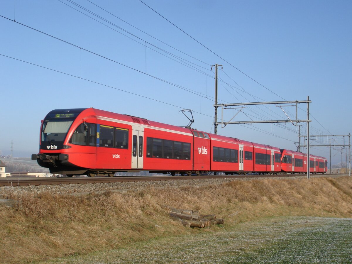 Eine S44 von Rosshäusern via Bern und Burgdorf nach Langnau/Wiler, bestehend aus zwei BLS-GTW 2/8 (RABe 526 280-286, 285 am Zugschluss, ehemals RM) am 24. Dezember 2007 bei Riedbach.