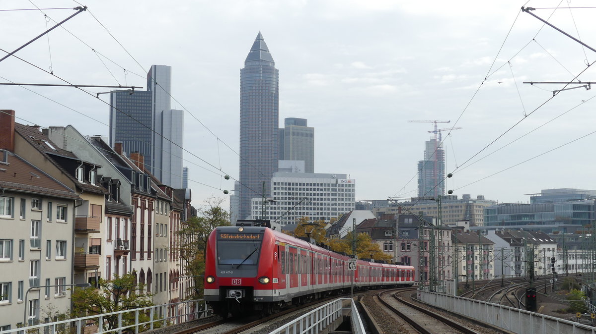 Eine S5 nach Friedrichsdorf erreicht den Bahnhof Frankfurt West über die charakteristische Rampe mit der Skyline im Hintergrund. Aufgenommen am 11.10.2018 14:29