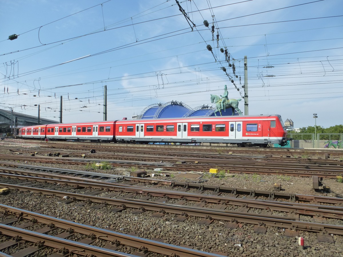Eine S6 nach Essen Hbf f�hrt hier am 22.08.2013 zwischen dem K�lner Hbf und der Hohenzollernbr�cke.