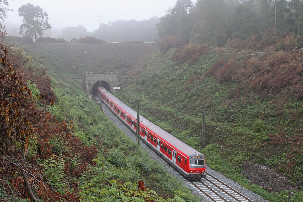 Eine S6 nach Köln-Nippes am 1.9.14 bei der Ausfahrt aus dem Höseler Tunnel.