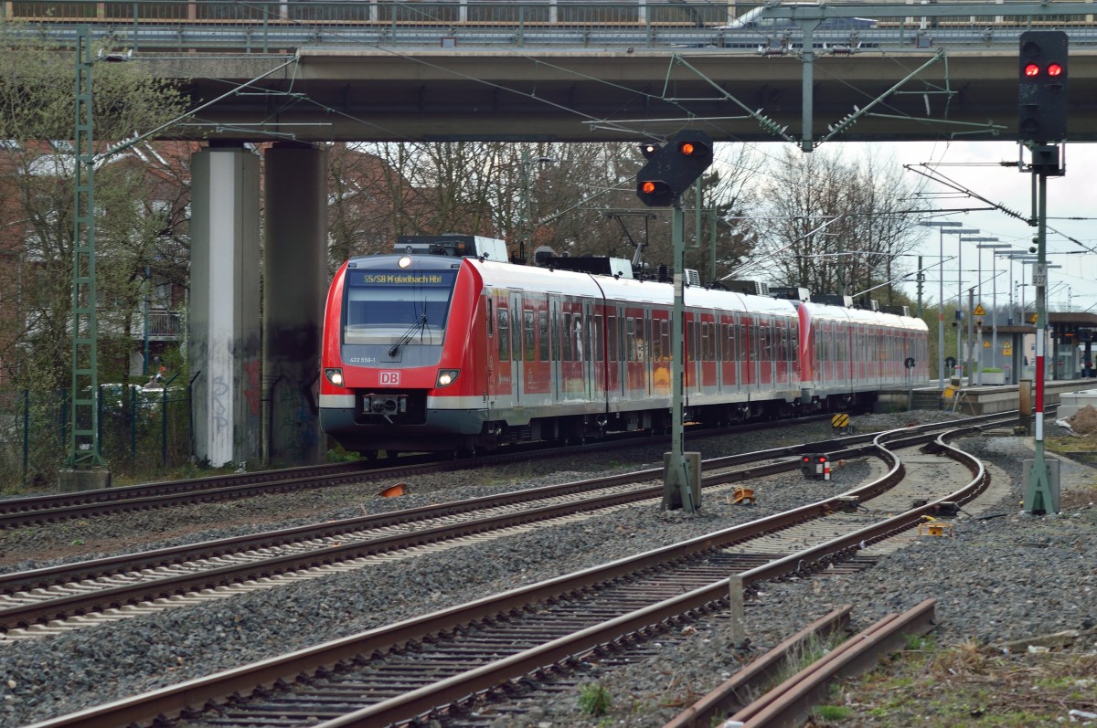 Eine S8 fährt gerade in Korschenbroich aus, in wenigen Minuten wird der vom 422 556-1 Mönchengladbach Lürrip erreichen. 23.3.2014