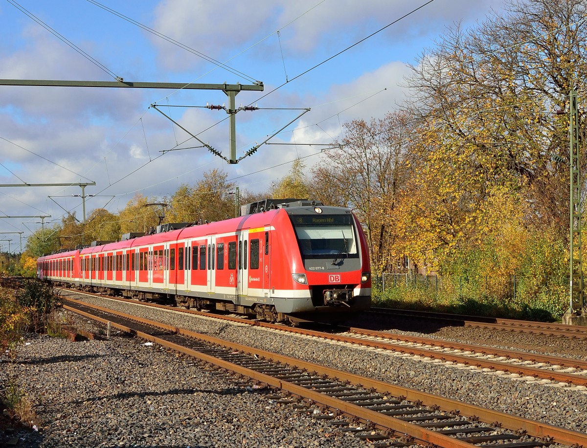 Eine S8 nach Hagen bei der Einfahrt in Korschenbroich, gleich ist der von 422 077-8 gefhrte Zug am Bahnsteig. 9.11.2013