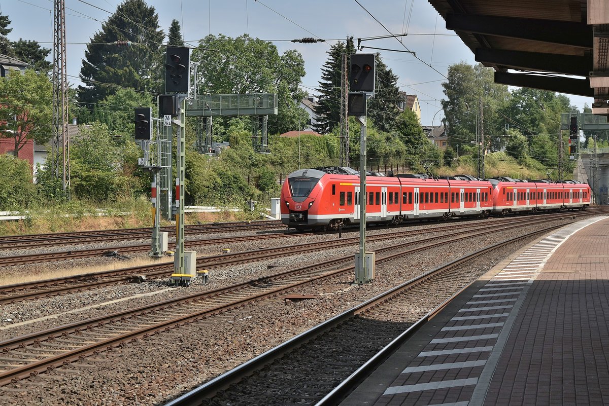 Eine S8 nach Mönchengladbach Hbf fährt hier in Gruiten ein.
Sonntag den 22.7.2018