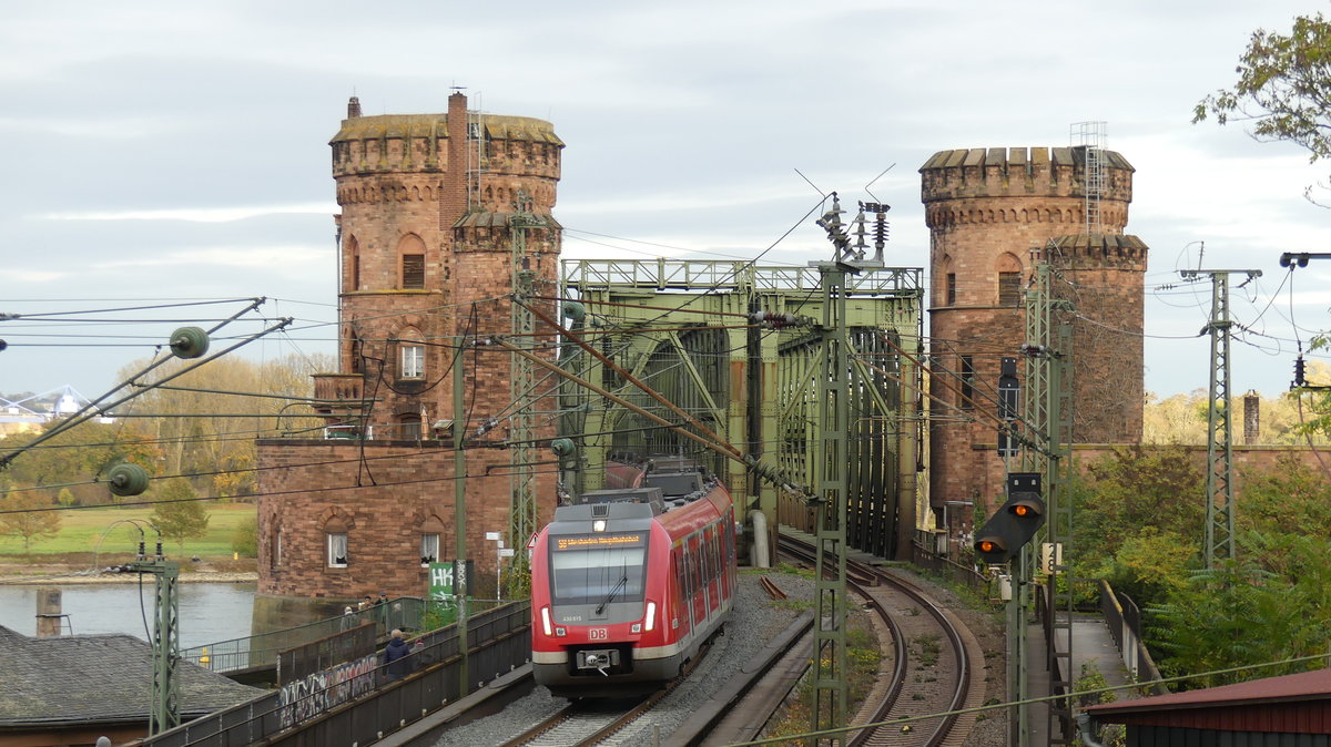 Eine S8 nach Wiesbaden Hbf verlässt die Mainzer Südbrücke. Aufgenommen am 31.10.2017 15:50