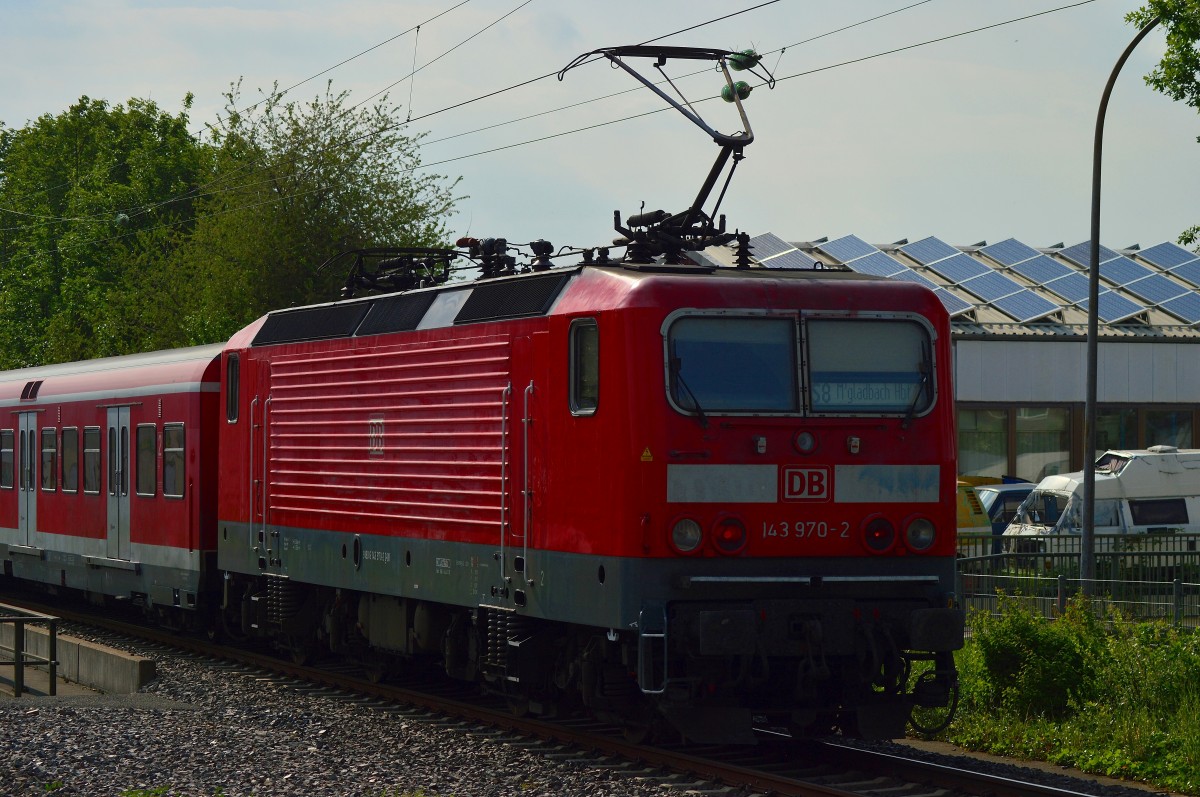 Eine S8 X-Wagenzug schiebt die 143 970-2 nach Mönchengladbach Hbf aus Kleinenbroich am heutigen 27.5.2015 