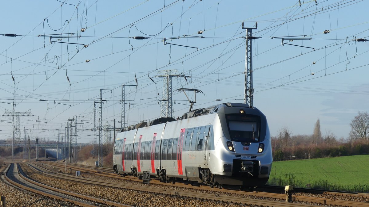 Eine S9 aus Halle nähert sich dem Endbahnhof Eilenburg. Aufgenommen am 27.12.2018 11:15