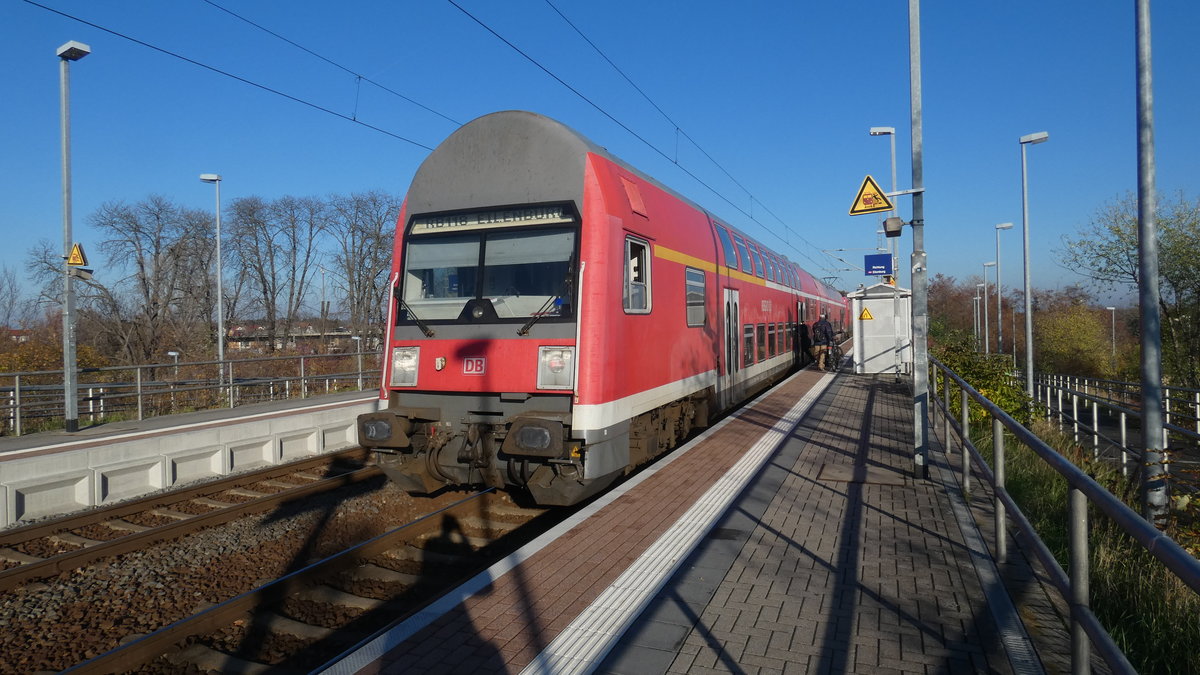 Eine S9 (ZZA:RB118) aus Halle(Saale)mit BR143 und DR-Dosto Ganitur steht in Delitzsch zur Abfahrt nach Eilenburg bereit.16.11.2018