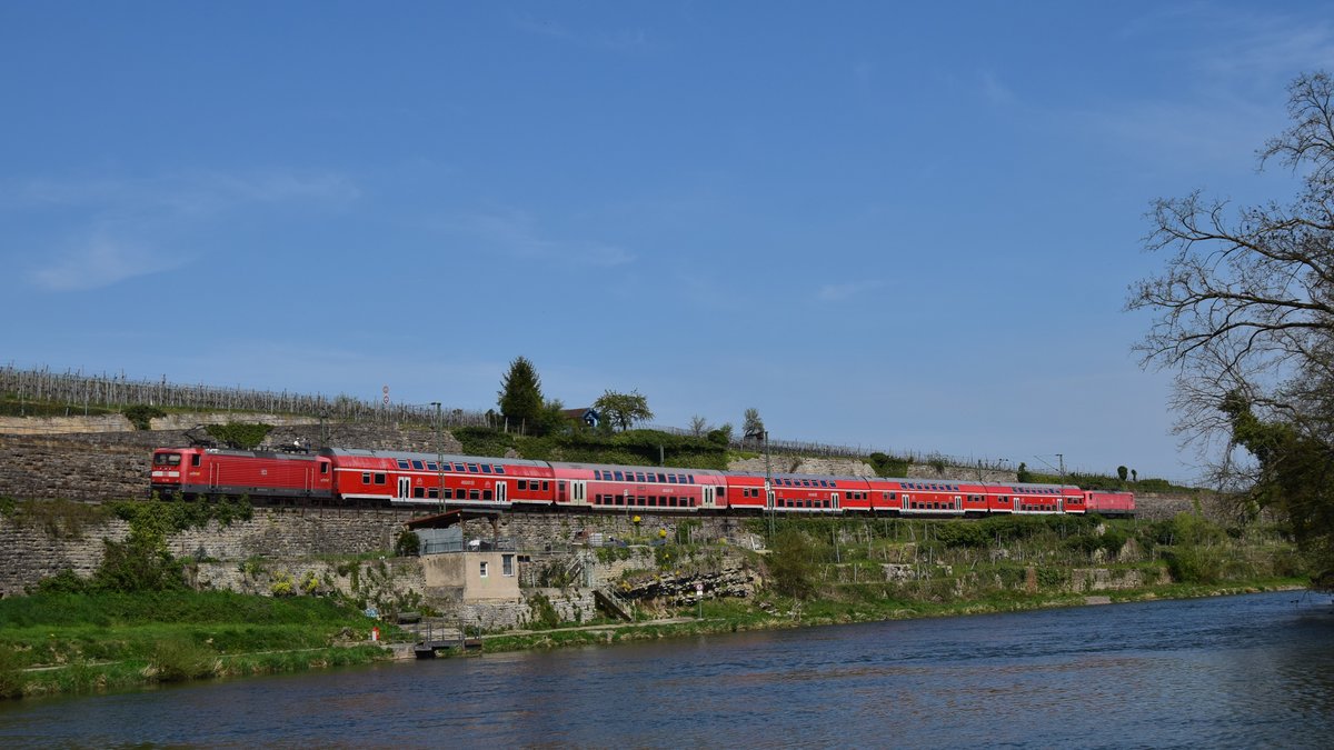 Eine Sandwich Garnitur bestehend aus 2 112er-Loks und DR-Dostos ist als RB Osterburken - Stuttgart kurz vor Lauffen (Neckar) oberhalb des Neckars zu beobachten. Aufgenommen am 18.04.2019 15:04
