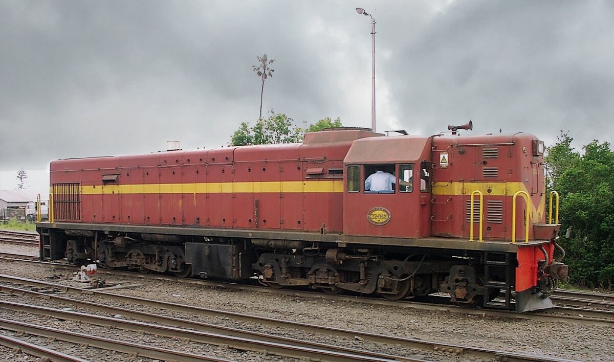 Eine SAR Class 32-000 in George am 10.11.2000. Die dieselelektrische Lok mit der Achsfolge 1Co+Co1 vom Typ U18C1 von General Electric mit 1800 PS wurde 1960 geliefert.