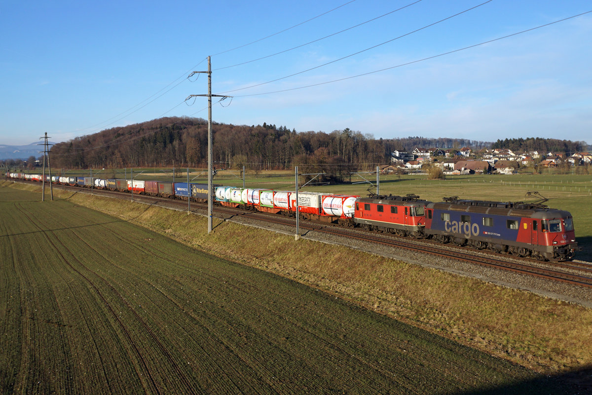 Eine SBB CARGO Re 10/10 schleppte am 14. Februar 2019 in der Abendsonne bei Bollodingen den langen Güterzug 40221 in Richtung Süden.
An der Spitze des Zuges war die Re 620 082  Pfäffikon SZ  eingereiht.
Foto: Walter Ruetsch  