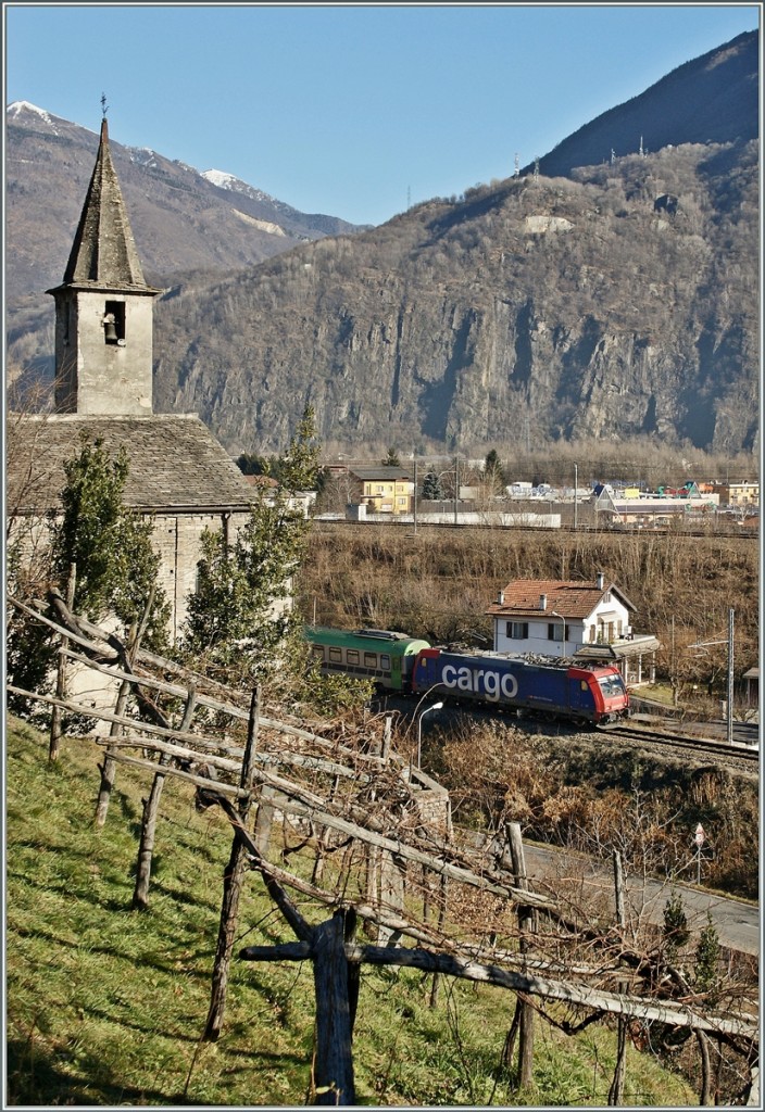 Eine SBB Cargo Re 484 zieht bei Borgata San Quirico einen Ralpin RoLa Zug südwärts.
17. Dez. 2013