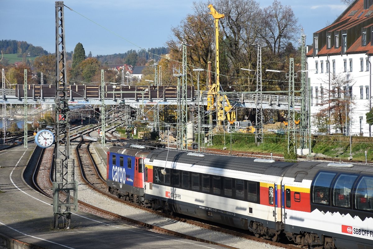 Eine SBB Re 421 mit ihrem EC München-Zürich wartet am 01.11.2017 in Lindau auf Abfahrt Richtung Heimat