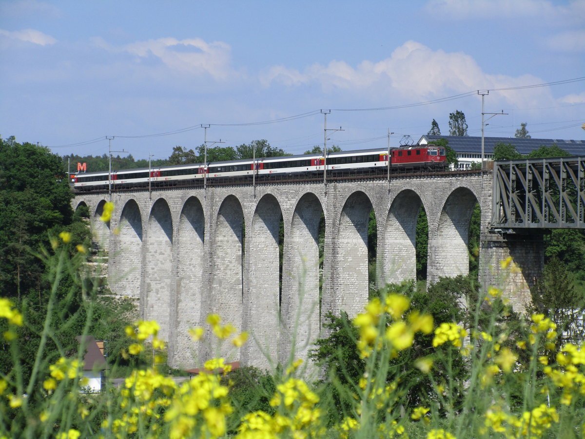 Eine SBB Re 4/4 II der 1. Serie durchquert am 5. Mai 2018 mit dem IC 4 Stuttgart Hbf - Zürich HB die Rheinbücke bei Eglisau.