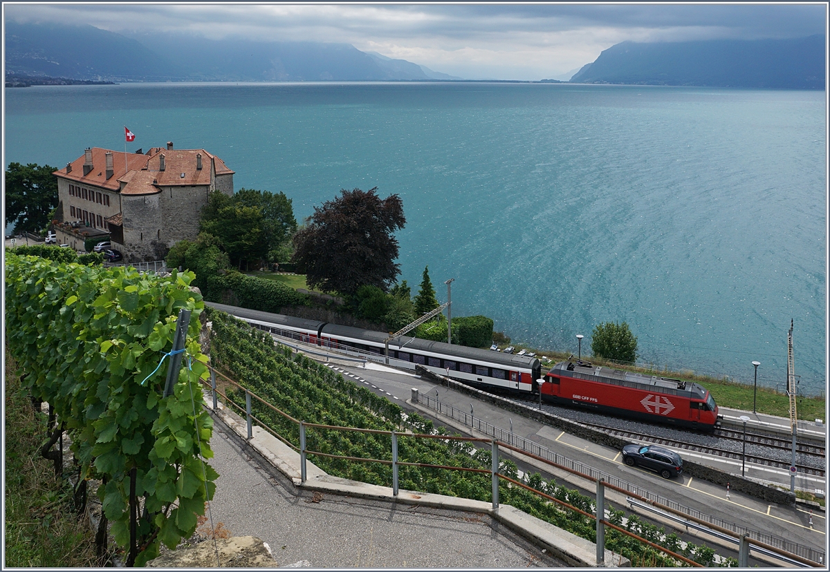 Eine SBB Re 460 mit ihrem IR von Brig nach Genève Aéroport erreicht bei spannendem Wetter die Haltestelle Rivaz; links im Bild das Château de Glérolles.
23. Juli 2017