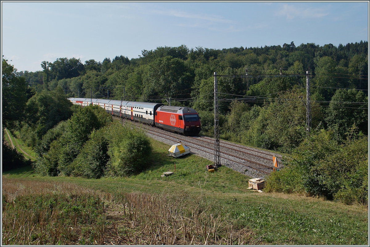 Eine SBB Re 460 ist mit einem IC von Genève Aéroport nach St. Gallen unterwegs und fährt zwischen Neyruz und Rosé noch unter den letzten alten Fahrleitungsmasten in Richtung Fribourg. Wie das Bild zeigt, waren die Arbeiten für den Ersatz der alten Fahrleitungsmasten bereits im Gang.

6. August 2015