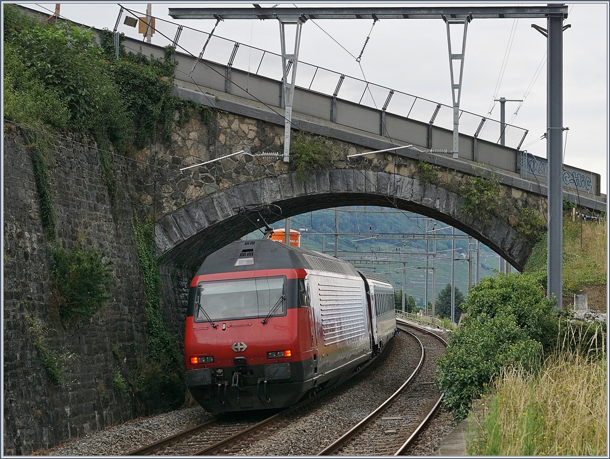 Eine SBB Re 460 schiebt bei Cully den IR90 1713 in Richtung Wallis unter der schönen Steinbogenbrücke hindurch, welche wohl in Kürze verschwinden wird. 

3. August 2020