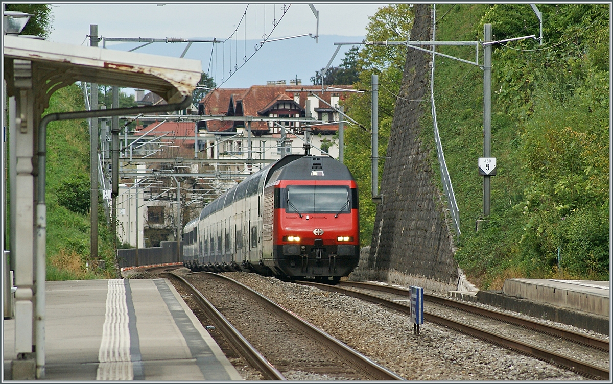Eine SBB Re 460 zieht bei Burier ihren IR90 von Genève Aéroport nach Brig unterwegs in Richtung Montreux. 

7. September 2022