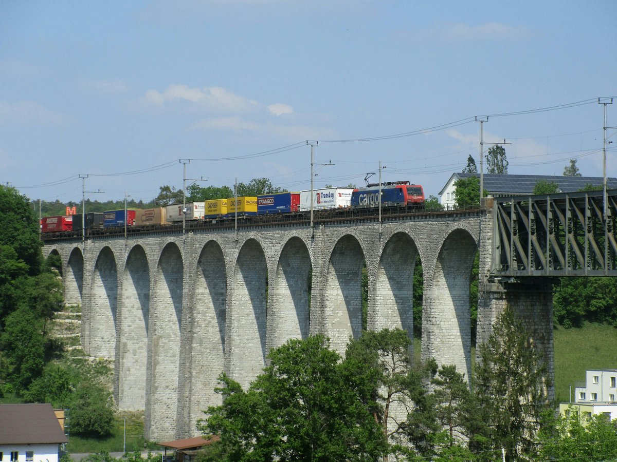 Eine SBB Re 474 durchquert am 5. Mai 2018 mit einem UKV-Zug die Rheinbücke bei Eglisau in Richtung Chiasso.
