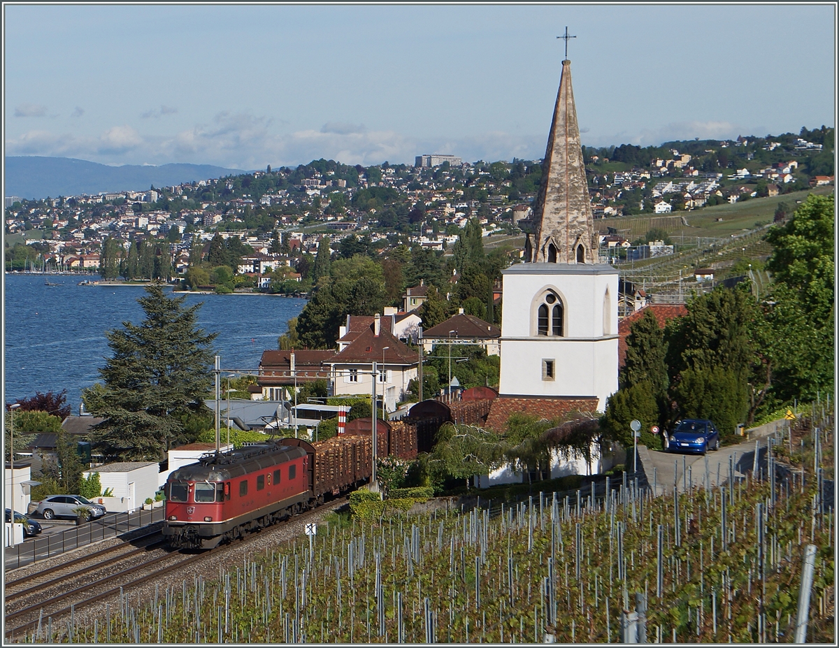 Eine SBB Re 6/6 mit einem Holzzug Richtung Süden bei Villette (VD).
8. Mai 2014