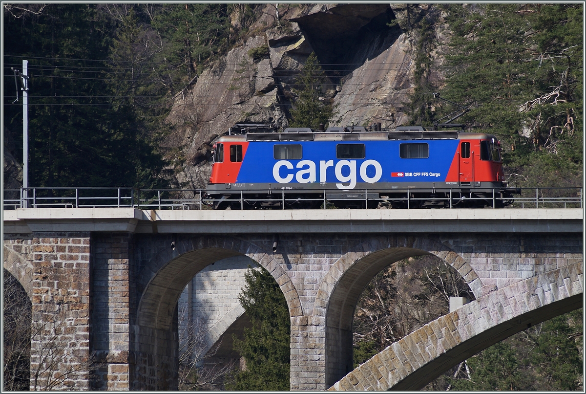 Eine Schiebelok auf Talfahrt: die bunte 918544213781CHSBBC; auch SBB Re 4/4 II genannt. Mittlere Meienreussbrücke bei Wassen am 21. März 2014