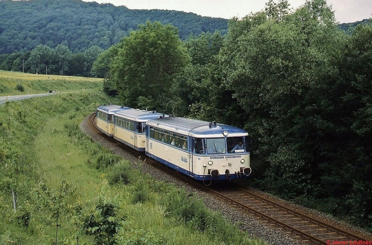 Eine Schienbusgarnitur der Dürener Kreisbahn brummt um 1994 bei Abenden Richtung Düren