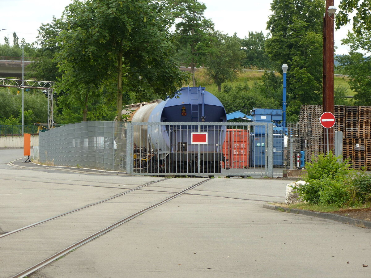 Eine Schienenkreuzung am 30.06.2021 bei Krug Logistik in Bebra.