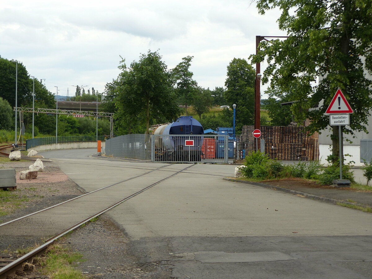 Eine Schienenkreuzung am 30.06.2021 bei Krug Logistik in Bebra.
