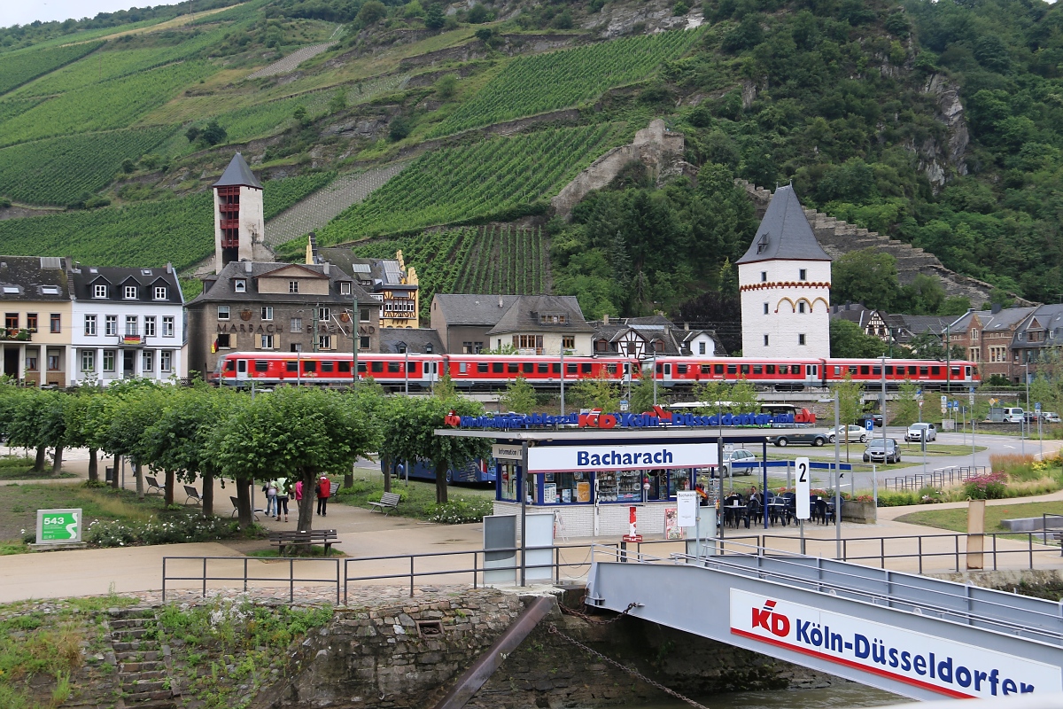 Eine Schiffstour mit einem Schiff der KD-Linien von Lorch nach Koblenz kann auch für den geneigten Bahnfan ein Erlebnis sein. Beim Anlegen in Bacharach durchfuhr gerade eine doppelte 628 Einheit den Ort. Aufgenommen am 13.07.2014.