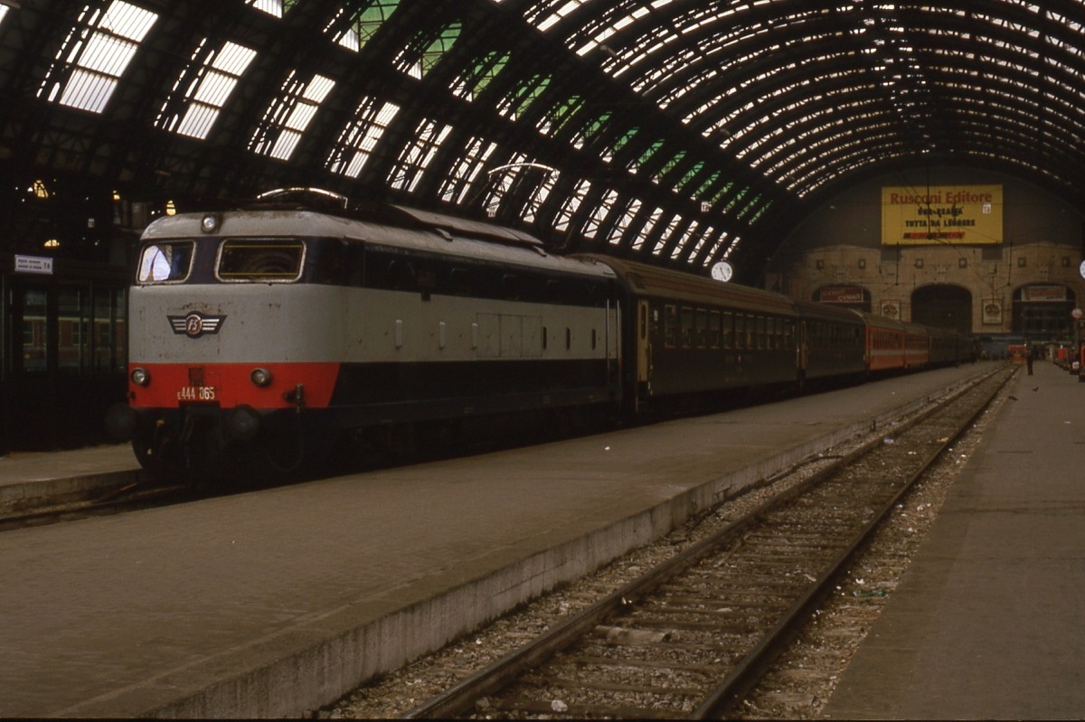 Eine  Schildkröte  in Ursprungsausführung. E444 065 im Mai 1986 in Milano Centrale.