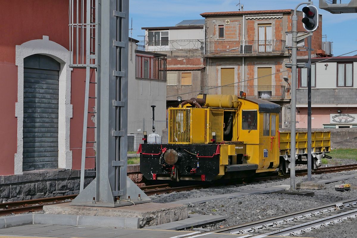 Eine Schmalspur-Köf am 15.11.2022 im Bahnhof von Bronte. An der Kleinlok war keine Nummer und kein Typenschild zu sehen. Aufnahmestandort ist der zwischen den Gleisen 2 und 3 liegende Bahnsteig.