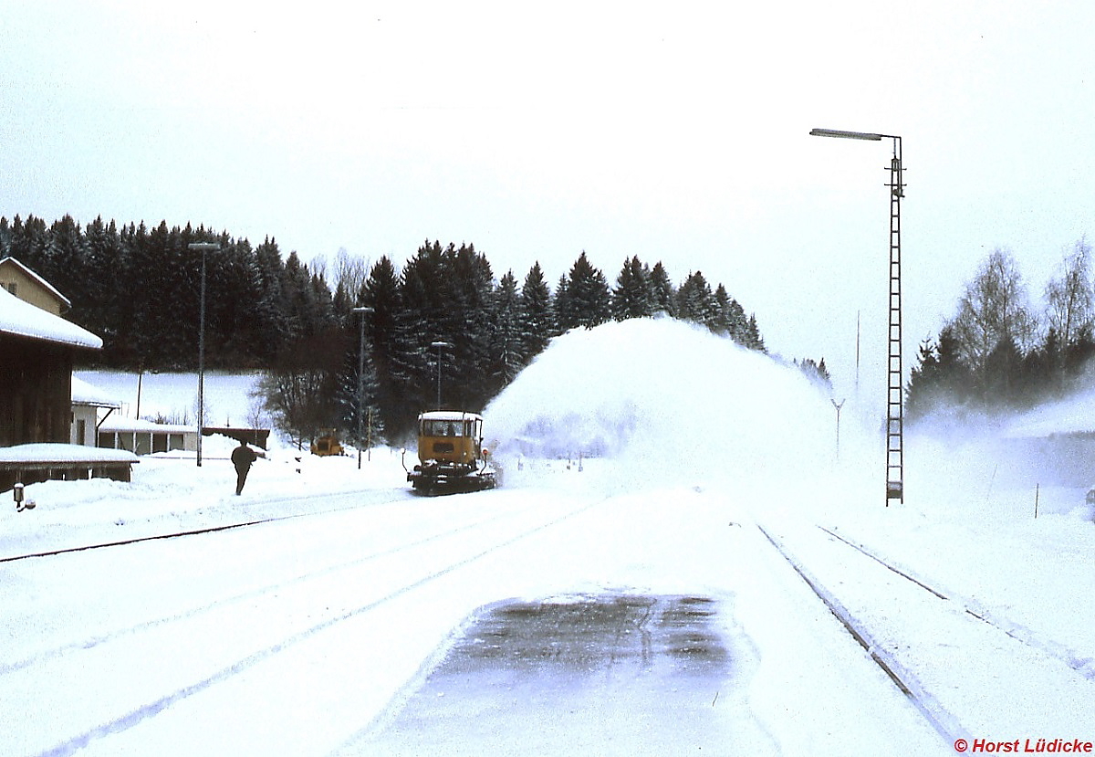 Eine Schneefräse im Einsatz im Bahnhof Röthenbach (Februar 1983)