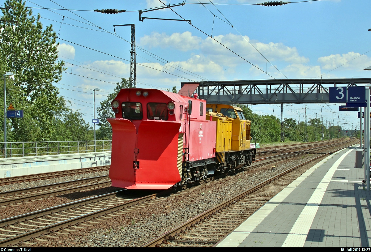 Eine Schneepflug-Fahrt im Hochsommer? Sicherlich nichts Alltägliches...
Nachschuss auf einen Schneepflug der Bauart Meiningen (80-80-970 5000-5 D-DB) der DB Netz AG, der mit Zuglok 203 315-7 (DR V 100.1) der DB Netz AG den Bahnhof Saarmund auf dem Berliner Außenring (BAR | 6116) Richtung Genshagener Heide durchfährt.
[18.7.2019 | 13:27 Uhr]