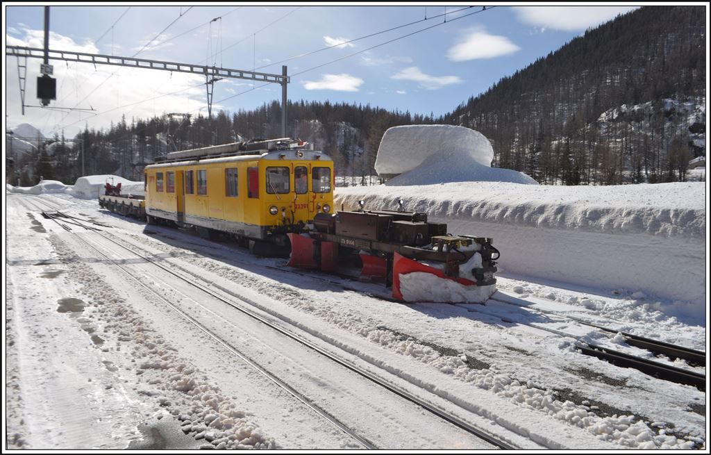 Eine Schneeräumungsequipe ist mit dem TW 23201 und dem Spurpflug Xk9144 in Cavaglia am Werk. (21.02.2014)