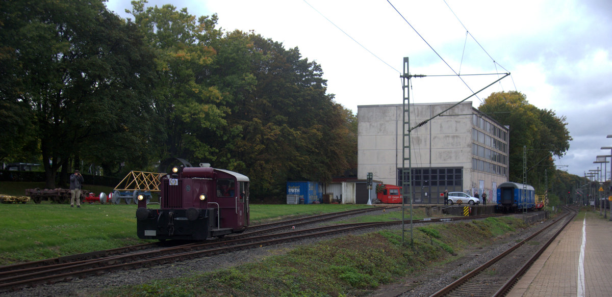 Eine Schöne alte Köf rangierlok rangiert in Aachen-West. 
Aufgenommen vom Bahnsteig in Aachen-West. 
Bei Wolken am Nachmittag vom 11.10.2019.